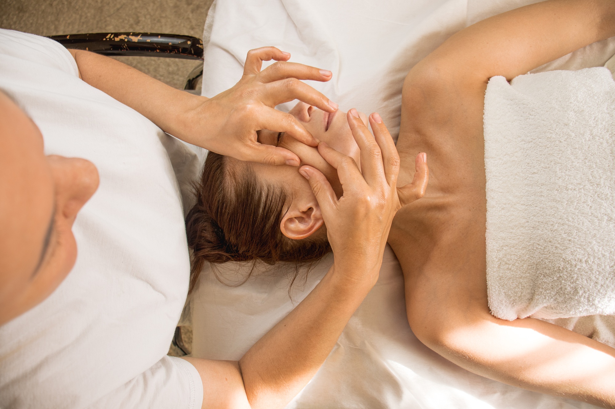 masseur doing facial massage, Facebuilding Massage.